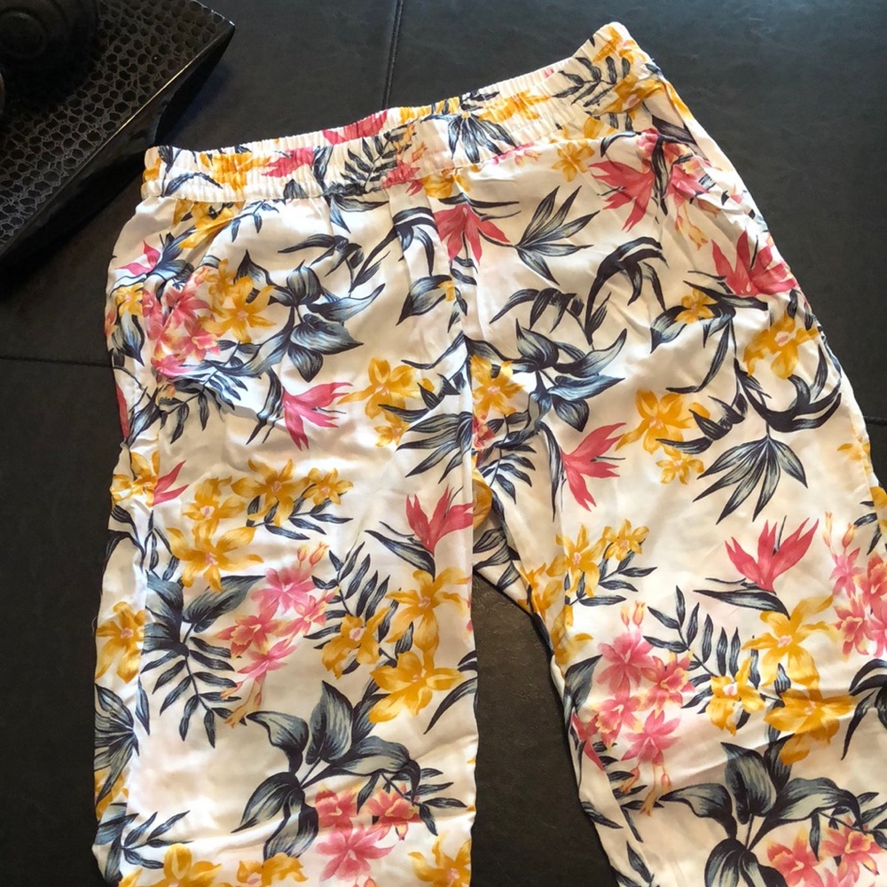 💛💛Sooo cute, sheer multi colored pants💛💛